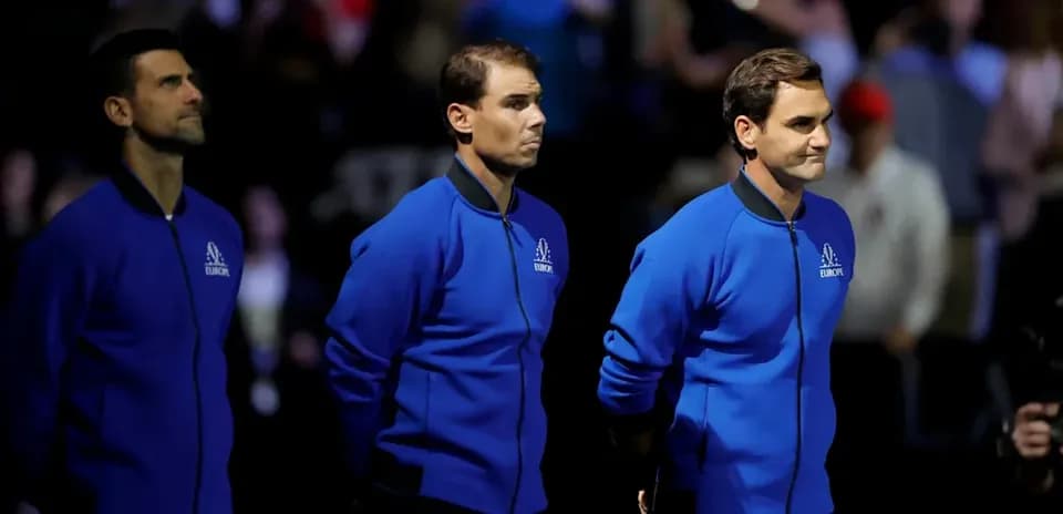 Tres jugadores de tenis en el escenario durante evento