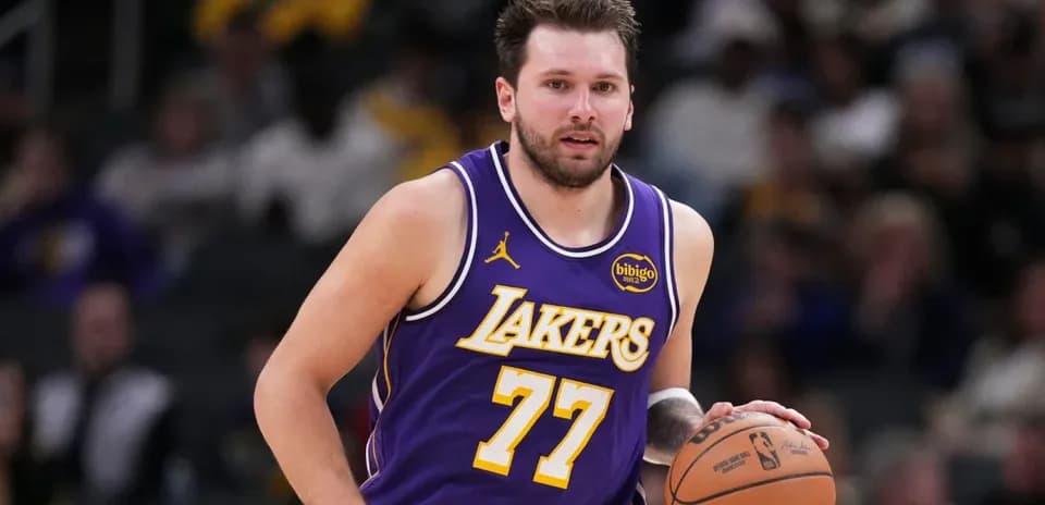 Jugador de baloncesto corriendo con balón en la cancha