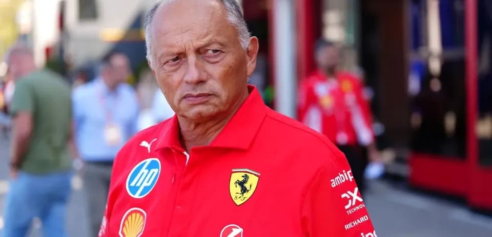 Hombre con camisa roja de Ferrari en paddock