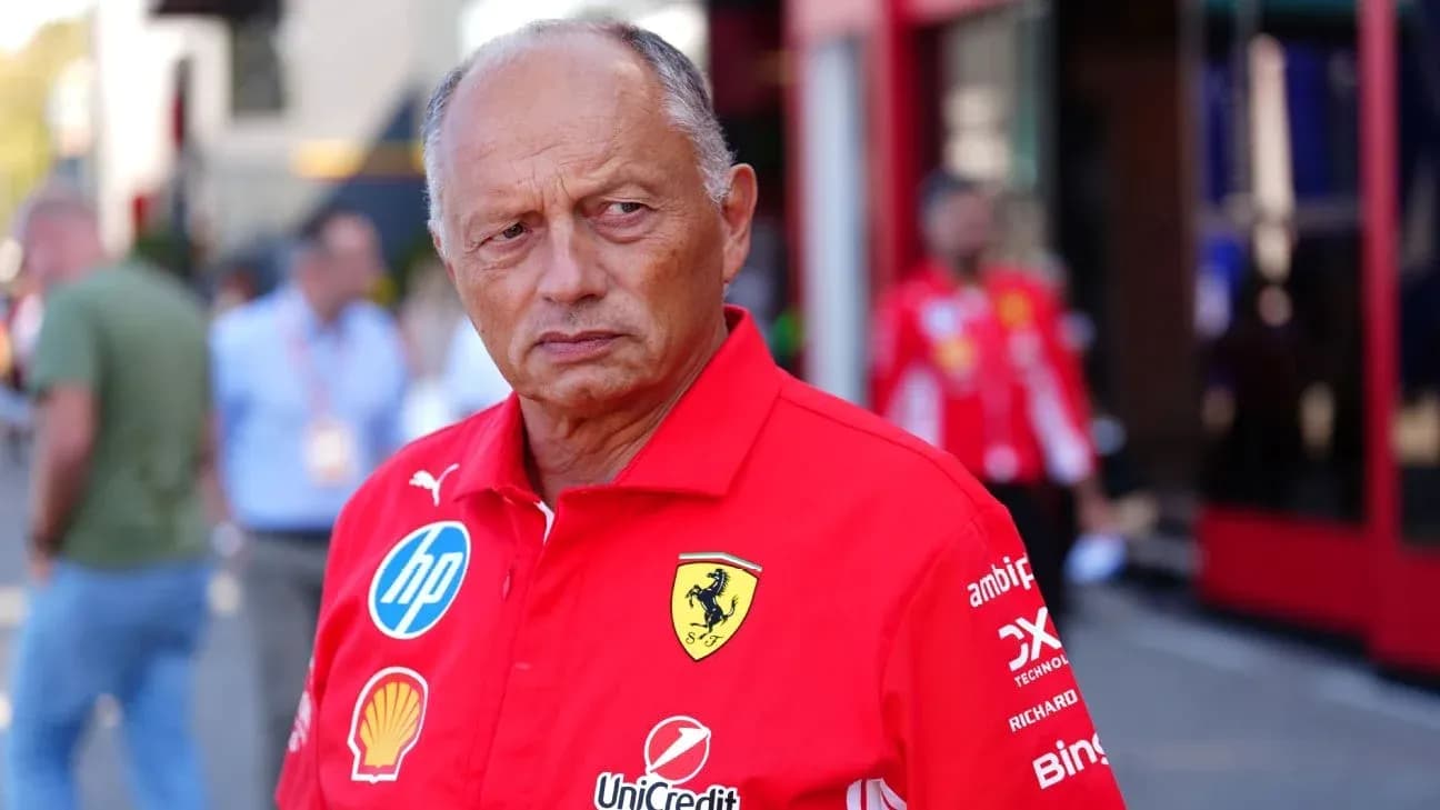 Hombre con camisa roja de Ferrari en paddock