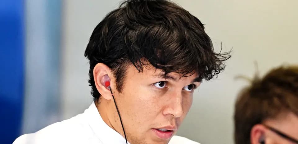 Piloto escuchando con auriculares en el garaje