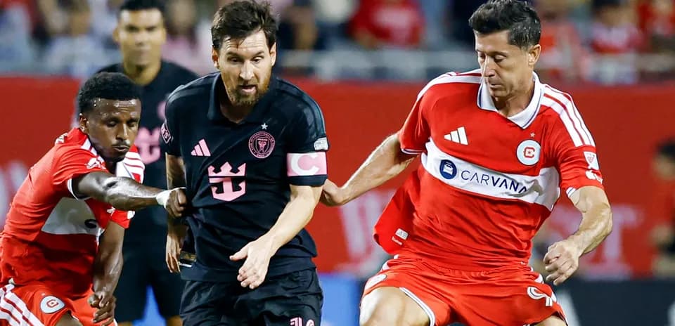 Lionel Messi dribbling between two defenders during match