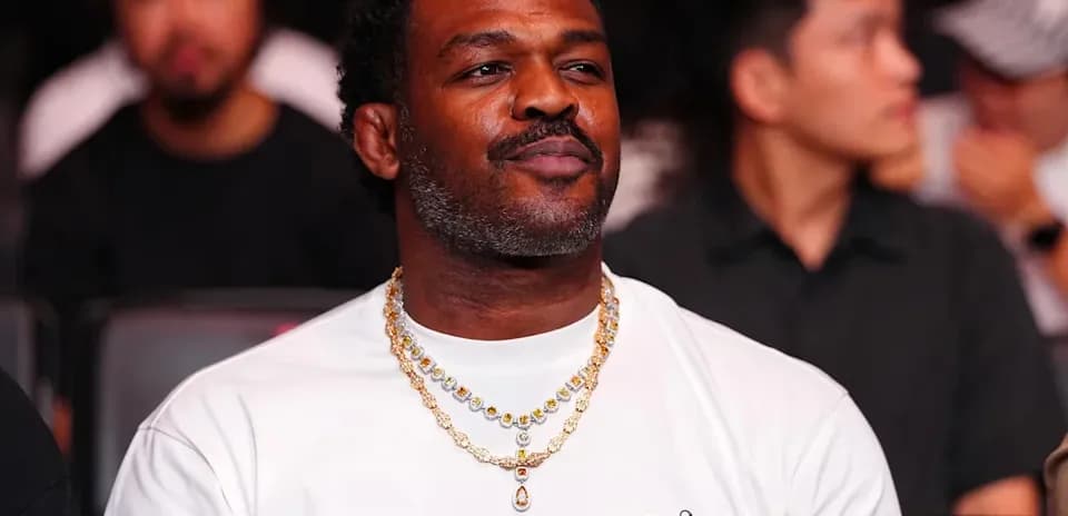 Hombre con camiseta blanca y cadenas de joyería