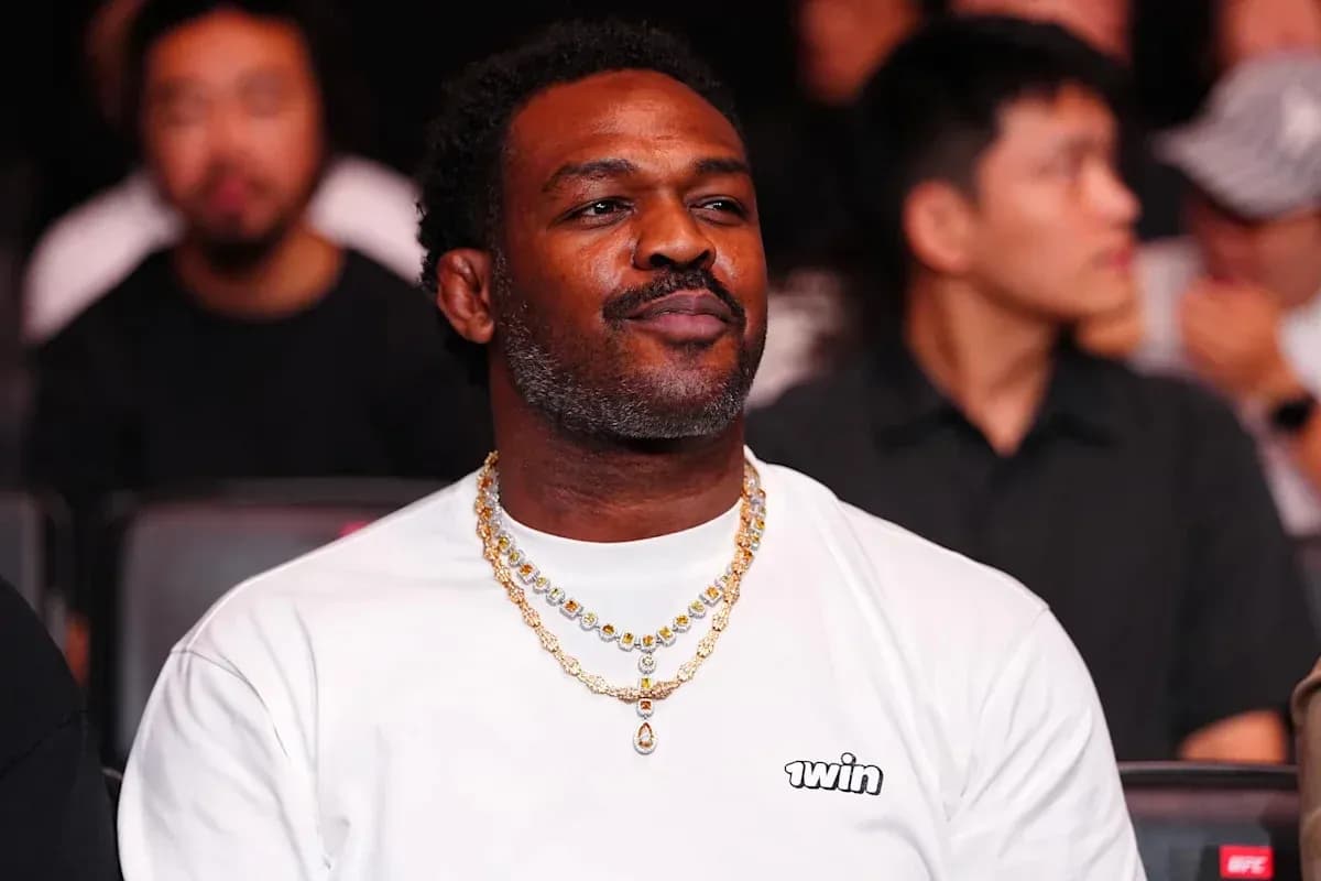Hombre con camiseta blanca y cadenas de joyería