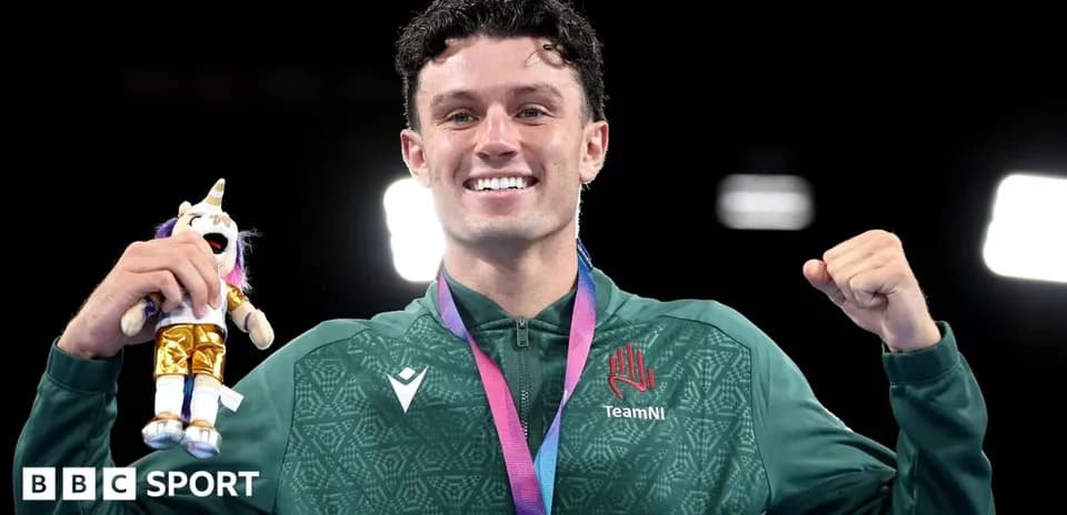 Atleta sosteniendo una medalla y un muñeco de peluche