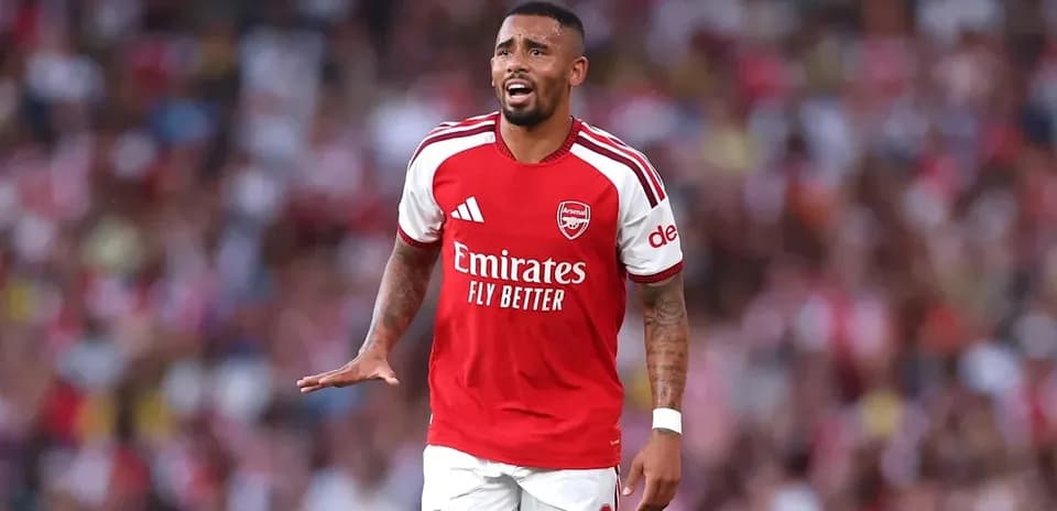 Jugador de Arsenal en acción durante un partido
