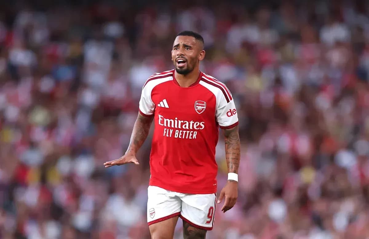 Jugador de Arsenal en acción durante un partido