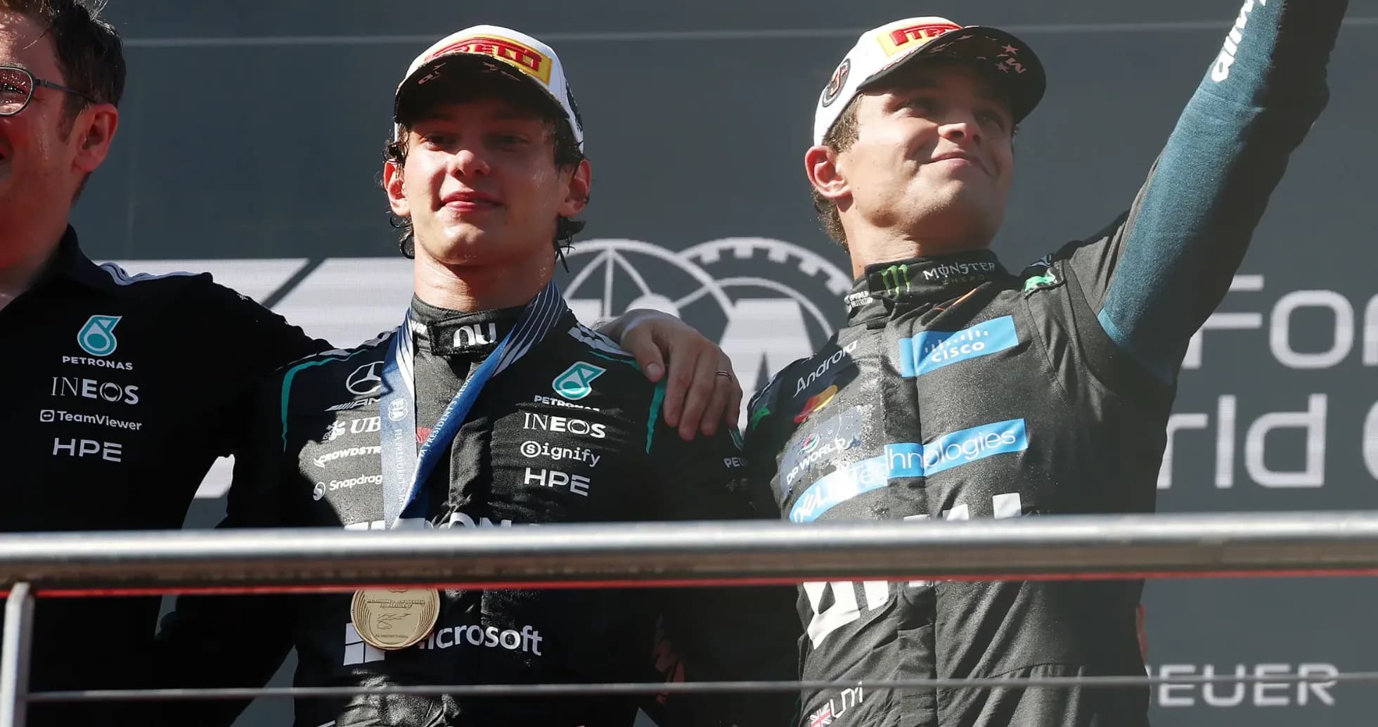 Pilotos celebrando en el podio tras la carrera