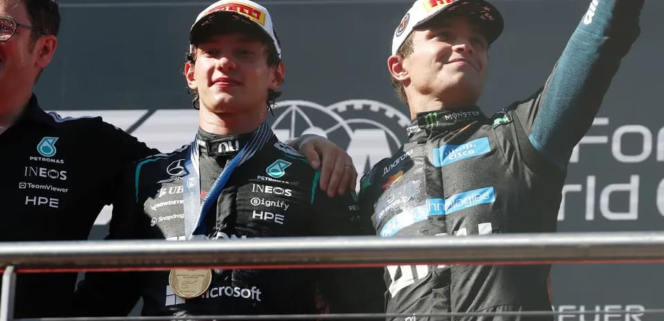 Pilotos celebrando en el podio tras la carrera