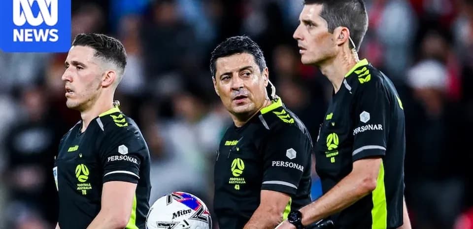 Árbitros discutiendo durante un partido de fútbol