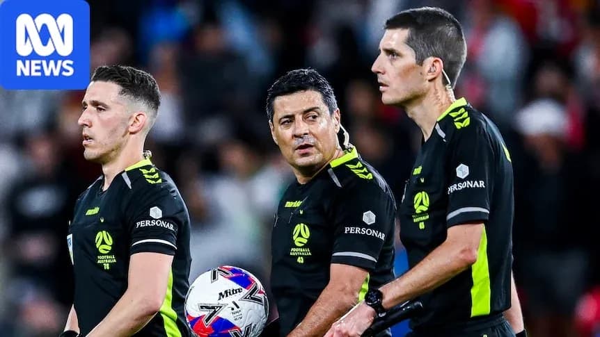 Árbitros discutiendo durante un partido de fútbol