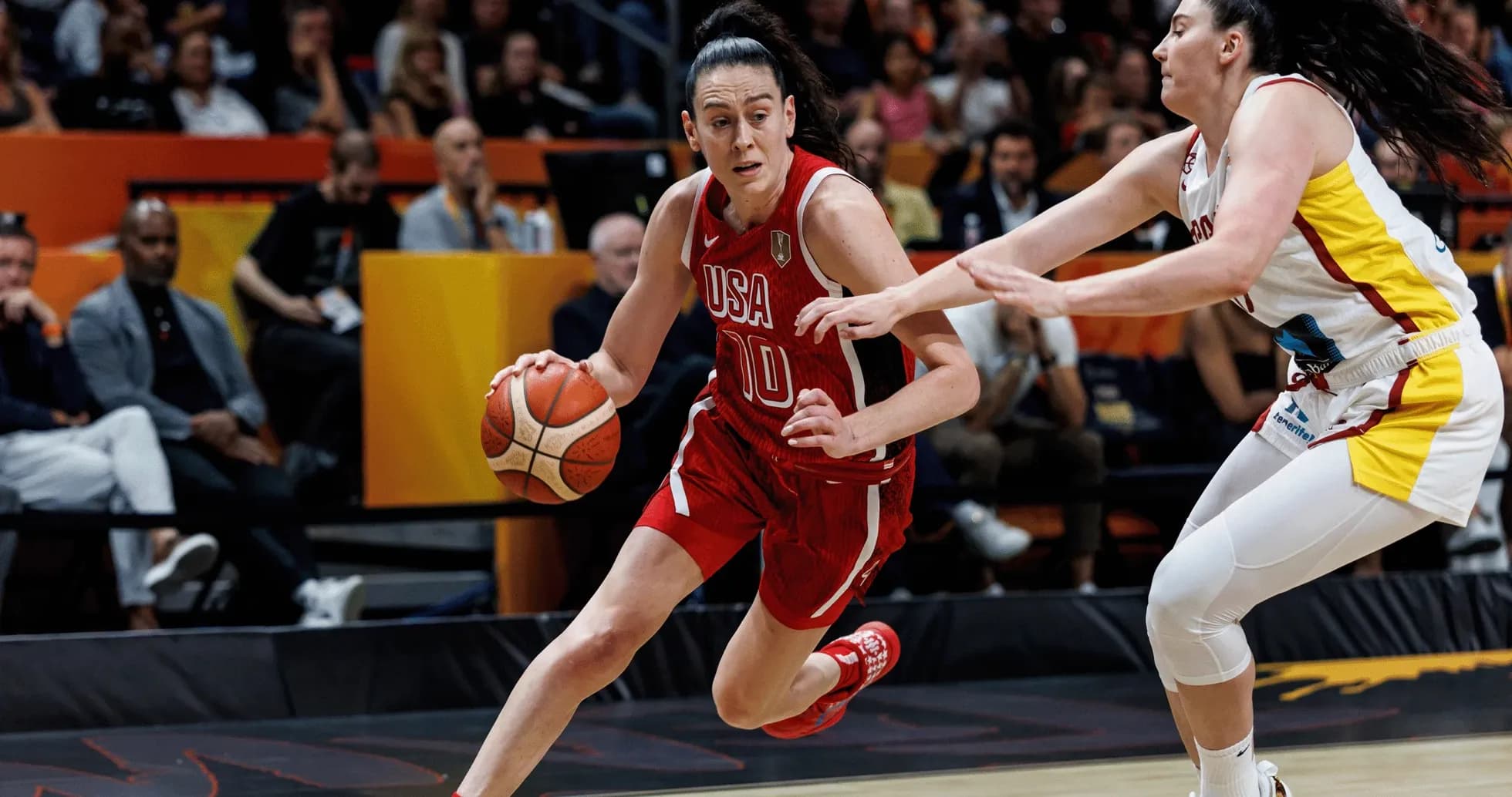 Jugadora de baloncesto driblando mientras es defendida