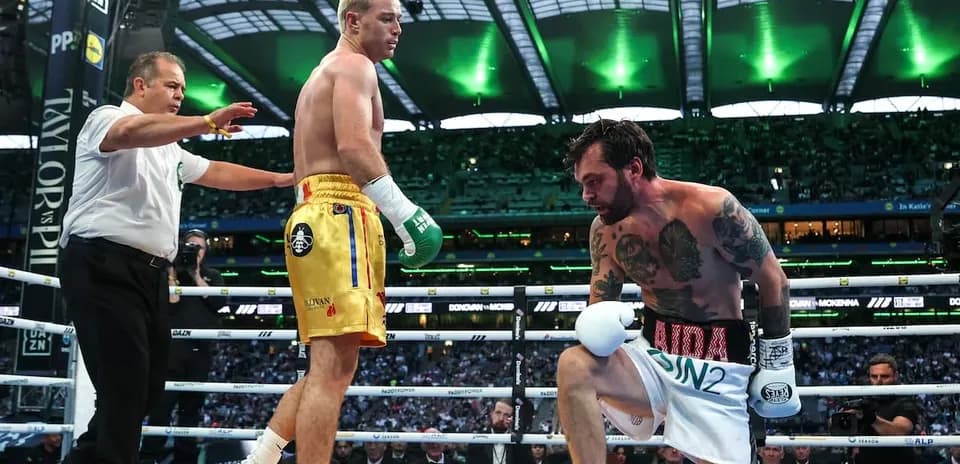 Boxeador en la lona con árbitro y oponente de pie