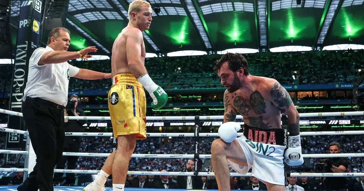 Boxeador en la lona con árbitro y oponente de pie