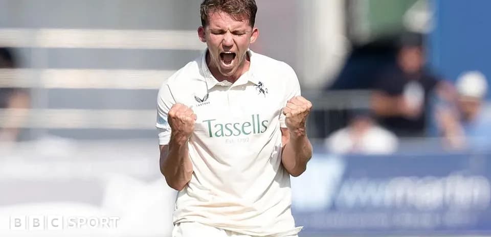 Jugador de cricket celebrando tras una wicket