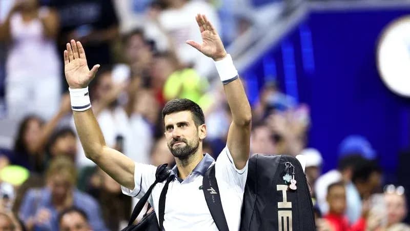 Novak Djokovic saludando al público tras el partido