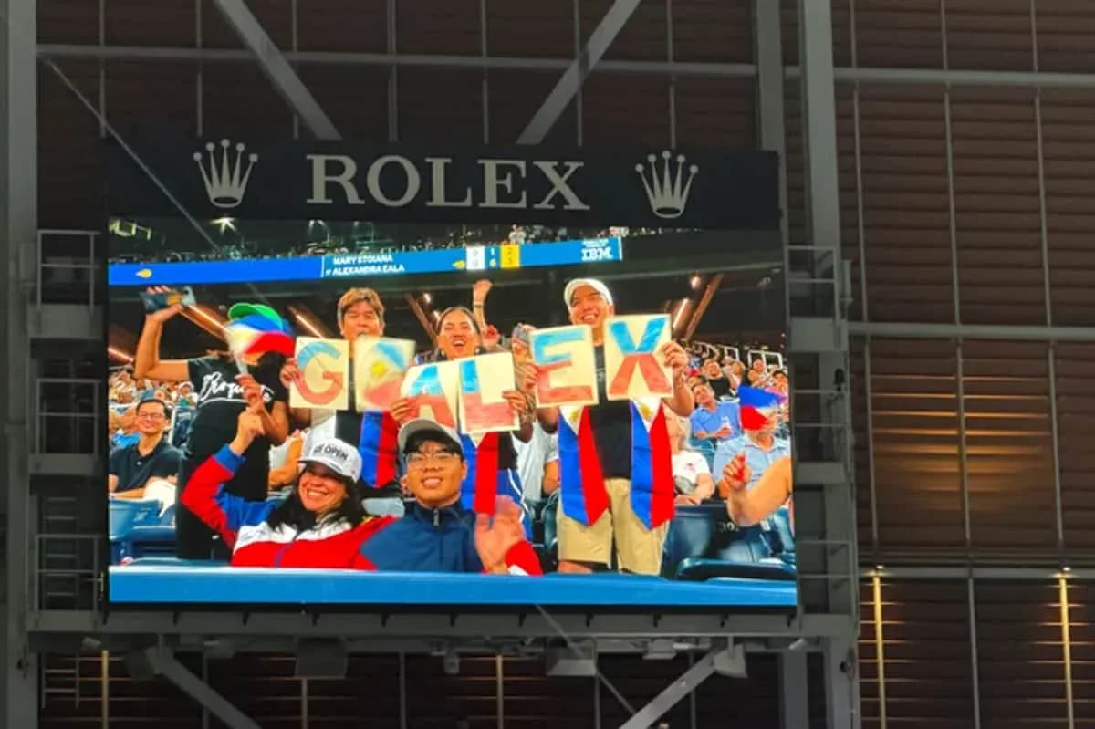 Aficionados sosteniendo cartel que dice 'GO ALEX' Aficionados sosteniendo cartel que dice 'GO ALEX'