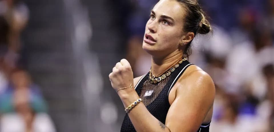 Jugadora de tenis celebrando en la cancha