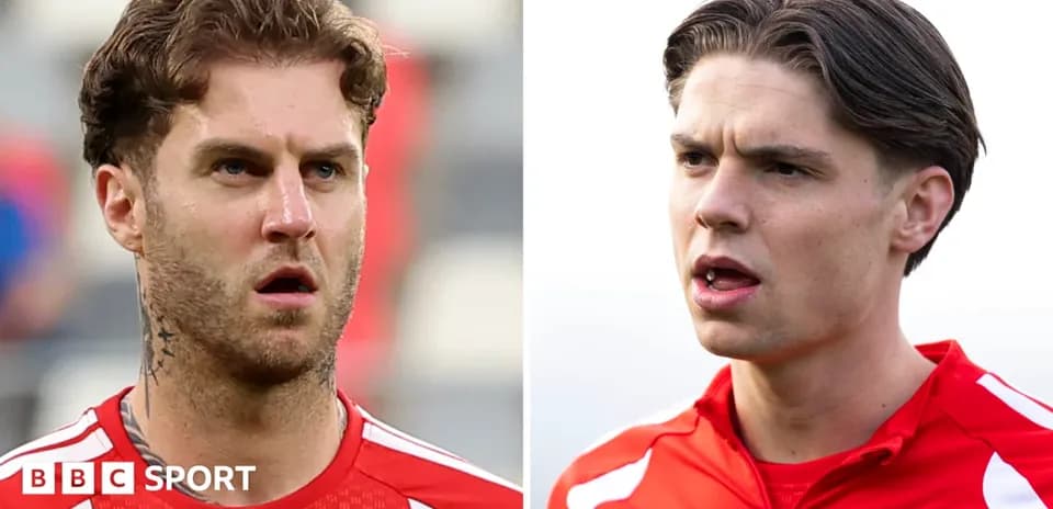 Dos jugadores en el campo antes del partido