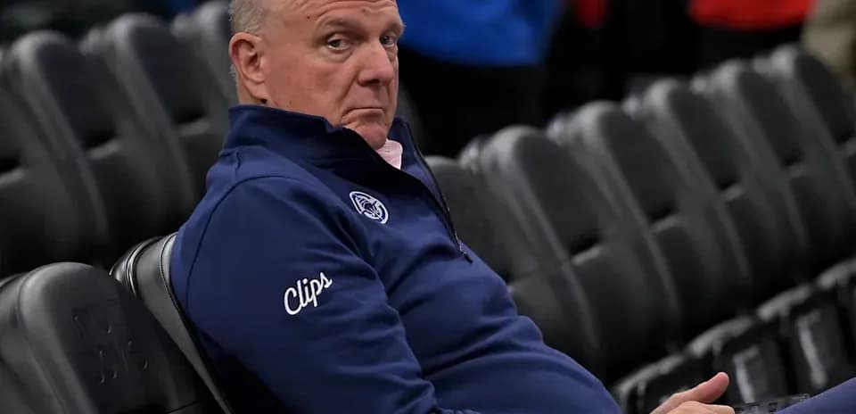 Hombre sentado en las gradas de un evento deportivo