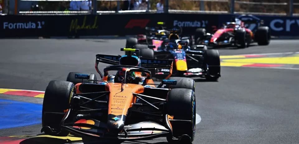 Tres coches de Fórmula 1 compitiendo en la pista