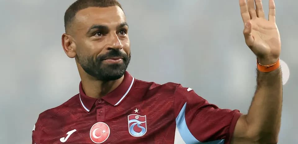 Jugador saludando con camiseta de Trabzonspor