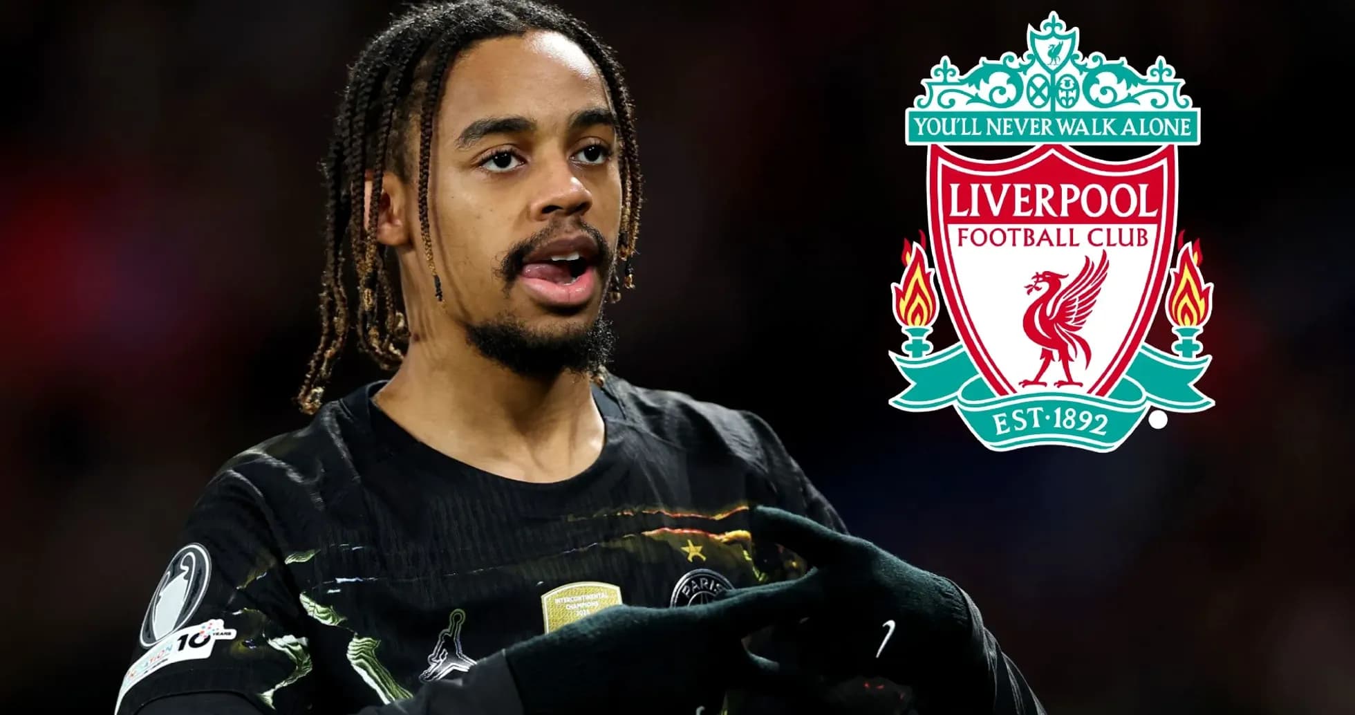 Jugador señalando durante un partido con logo de Liverpool