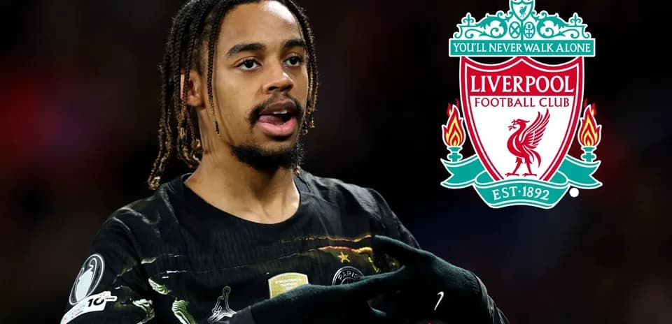Jugador señalando durante un partido con logo de Liverpool