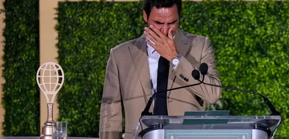Roger Federer dando un discurso en un evento