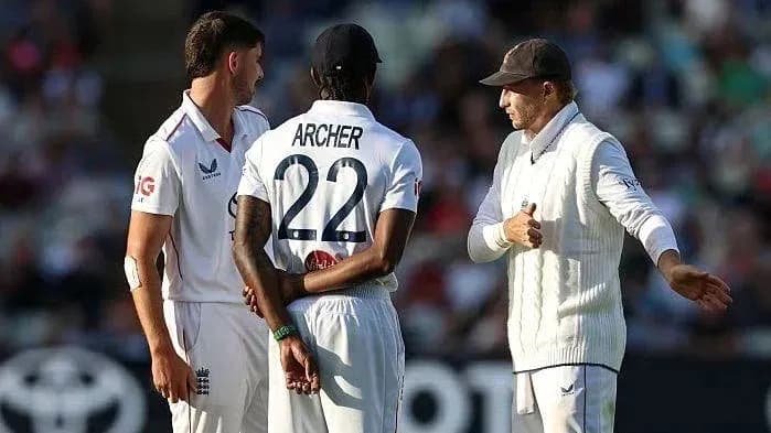 Jugadores de cricket conversando con el árbitro