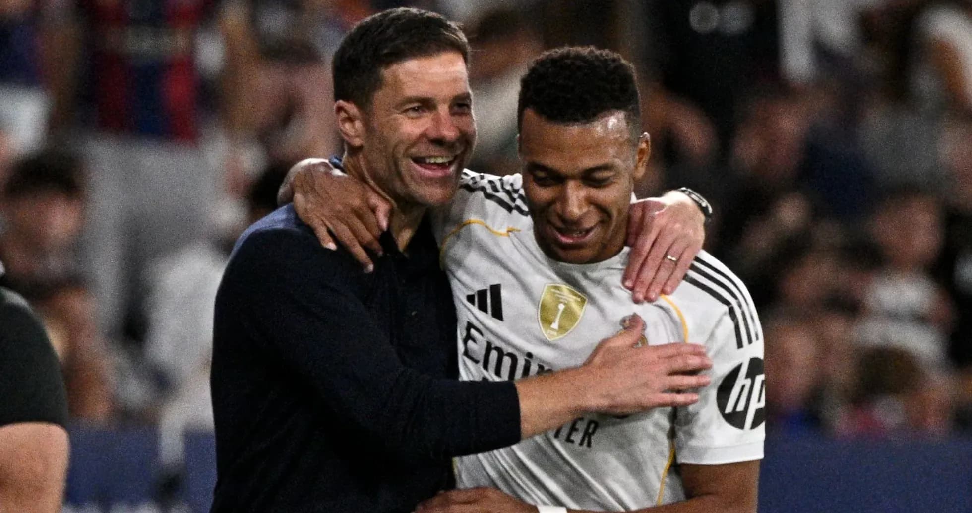 Entrenador y jugador celebrando en el campo