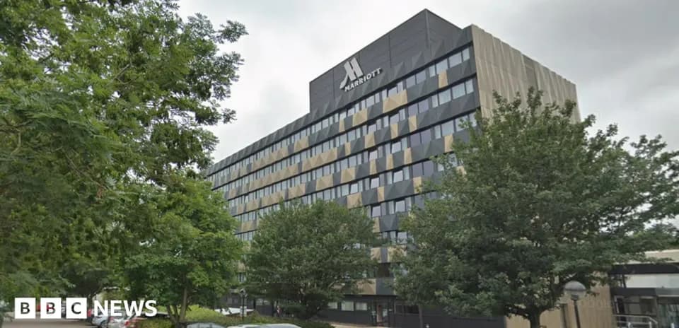 Edificio Marriott con árboles y estacionamiento visible