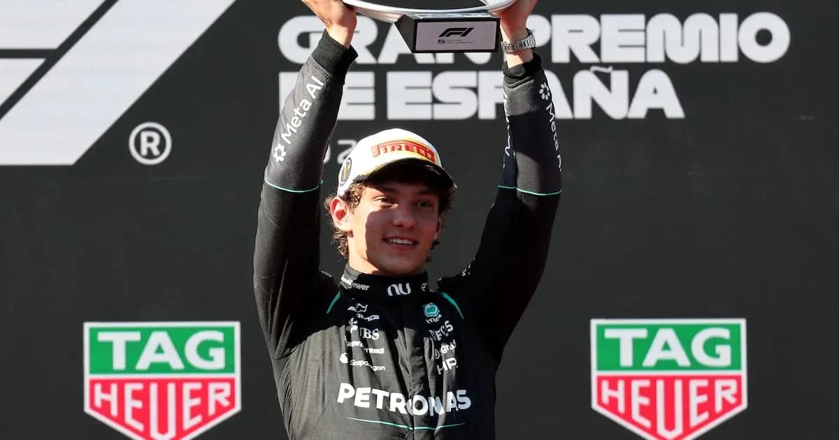 Piloto sosteniendo trofeo en el podio de Fórmula 1