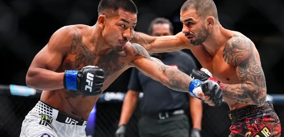 Dos luchadores de MMA intercambiando golpes en combate
