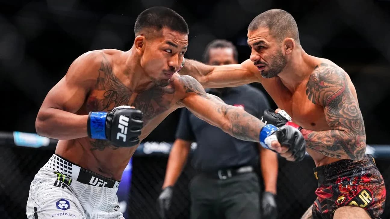 Dos luchadores de MMA intercambiando golpes en combate Dos luchadores de MMA intercambiando golpes en combate