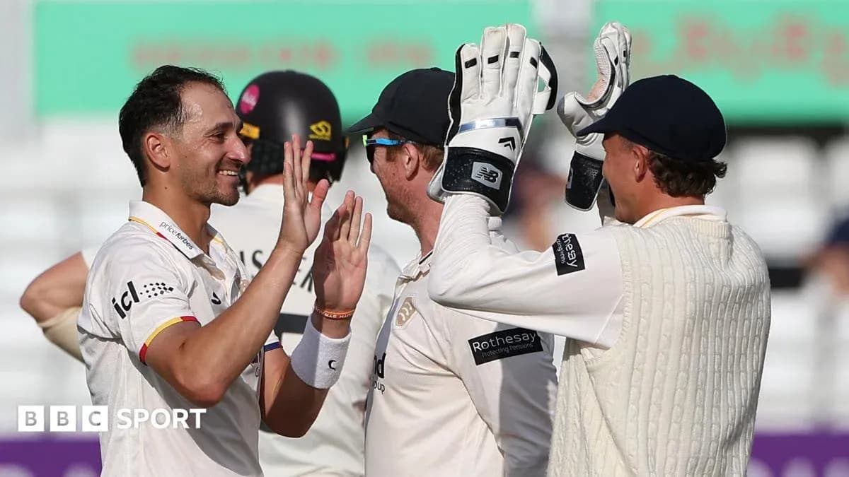 Jugadores celebrando un wicket en partido de cricket