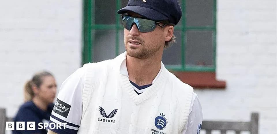 Jugador de cricket con gafas y gorra en el campo