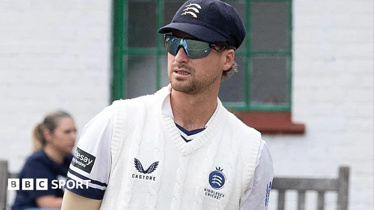 Jugador de cricket con gafas y gorra en el campo