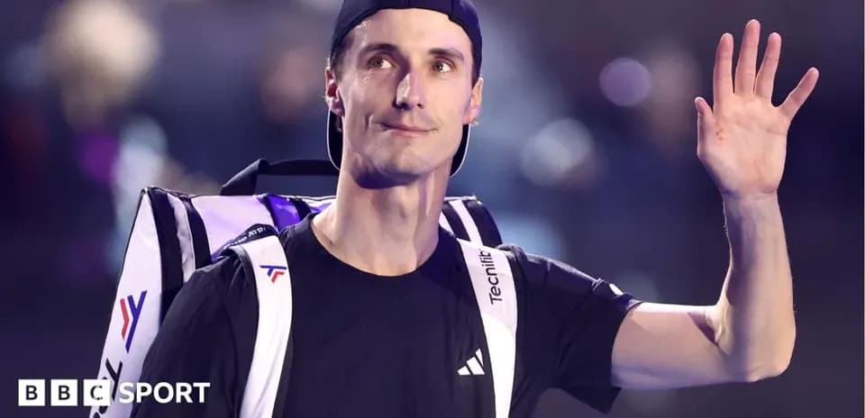 Jugador de tenis saludando con mochila deportiva