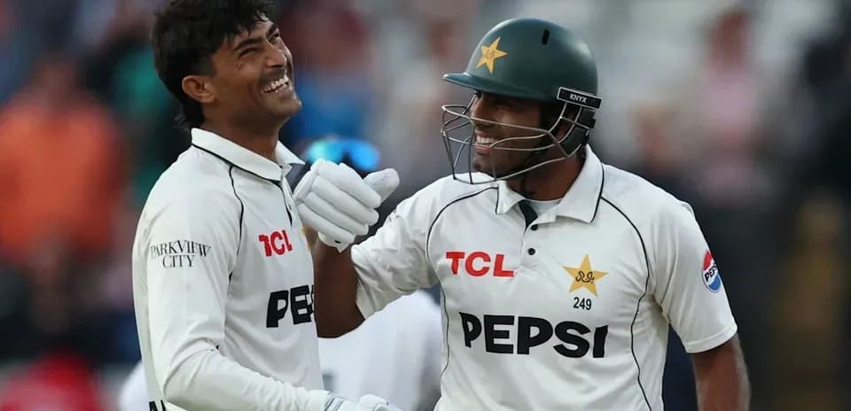 Jugadores de cricket de Pakistán sonriendo en el campo