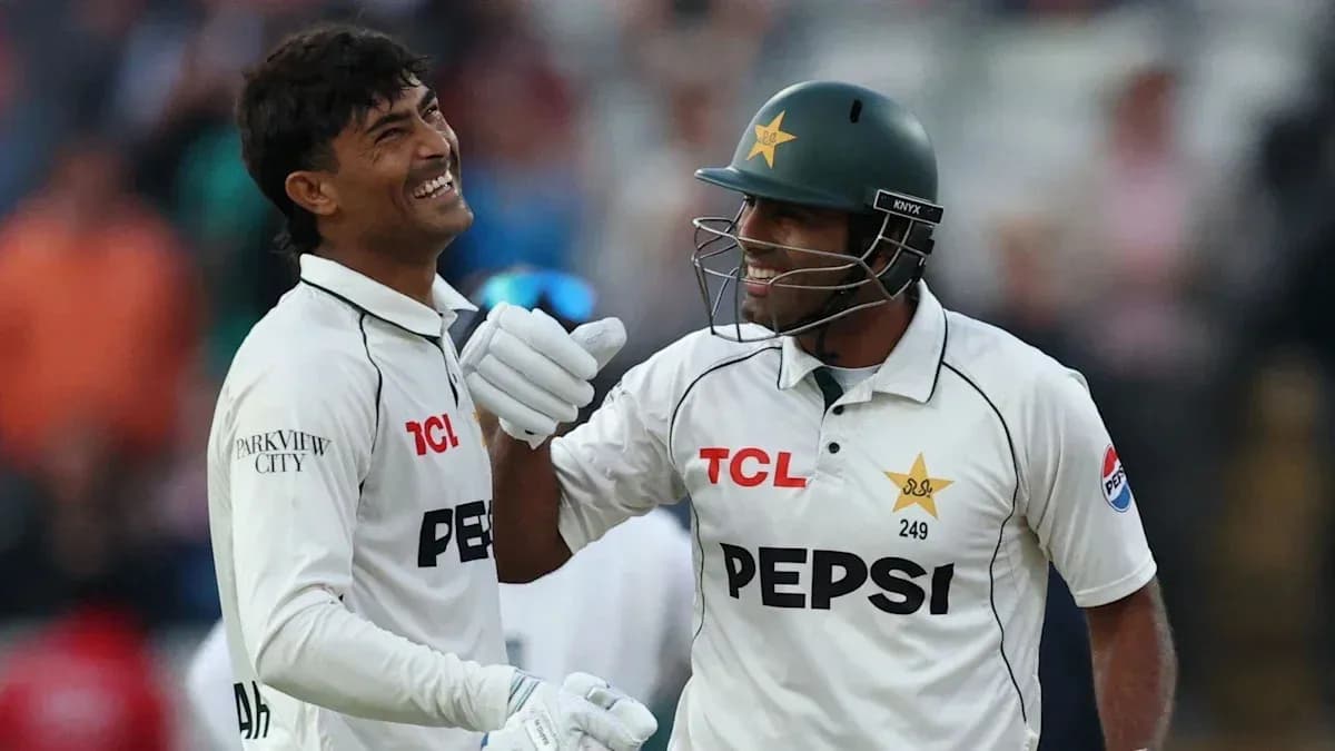 Jugadores de cricket de Pakistán sonriendo en el campo