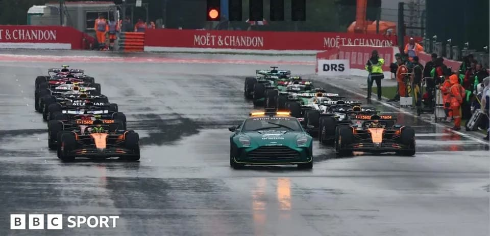 Coches de Fórmula 1 en la parrilla de salida en lluvia
