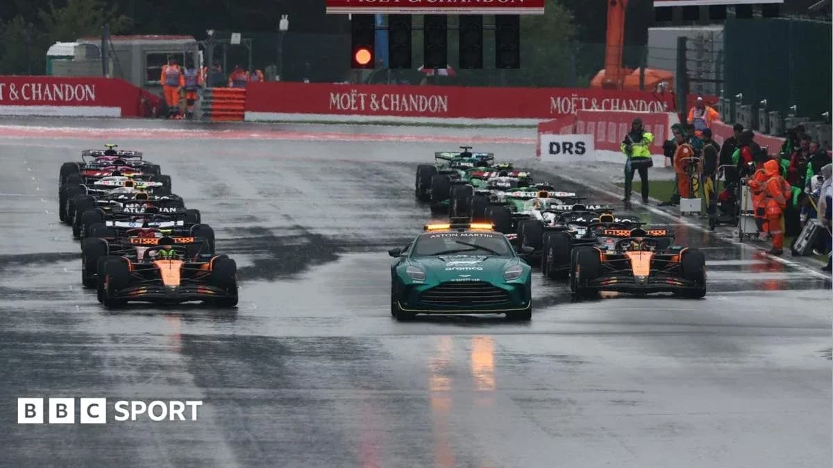 Coches de Fórmula 1 en la parrilla de salida en lluvia