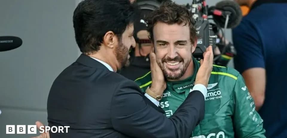 Fernando Alonso con su equipo tras la carrera