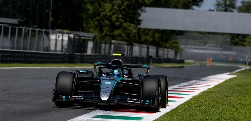 Coche de Fórmula 1 en curva en pista italiana