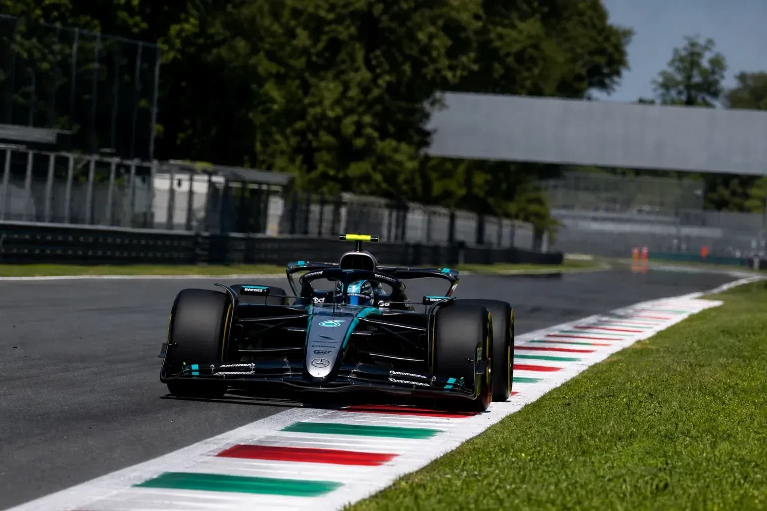Coche de Fórmula 1 en curva en pista italiana