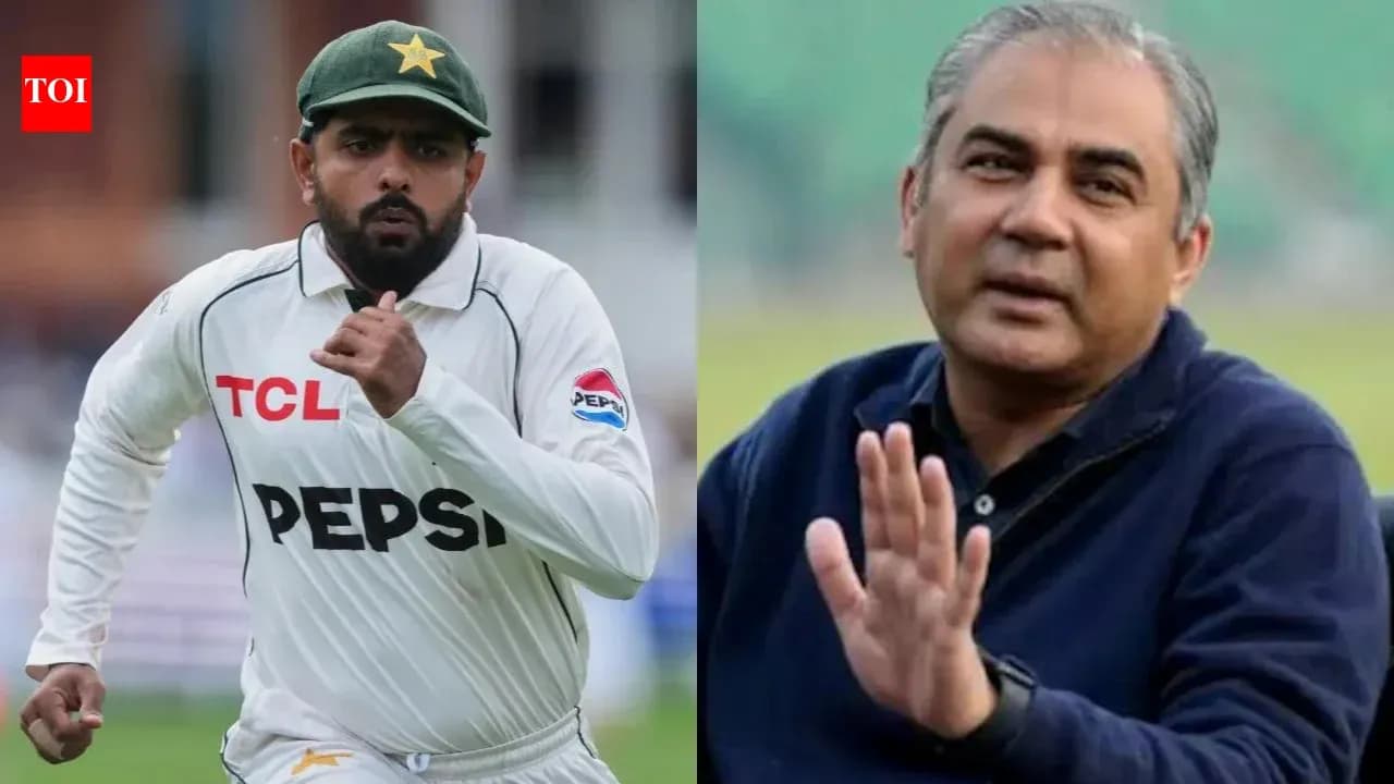 Jugador de críquet de Pakistán corriendo y entrenador hablando