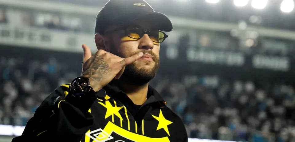 Jugador mostrando gesto de saludo en el estadio