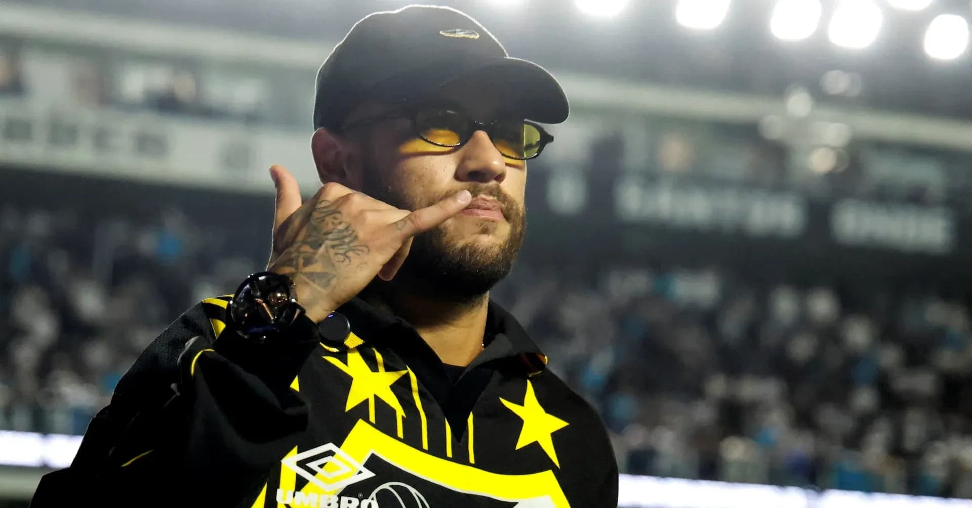 Jugador mostrando gesto de saludo en el estadio