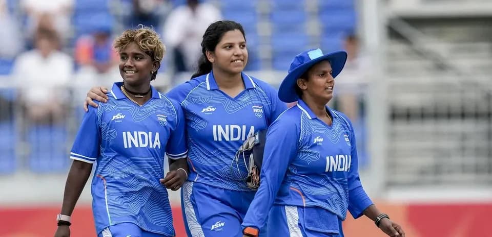 Jugadoras de cricket de India caminando juntas en el campo